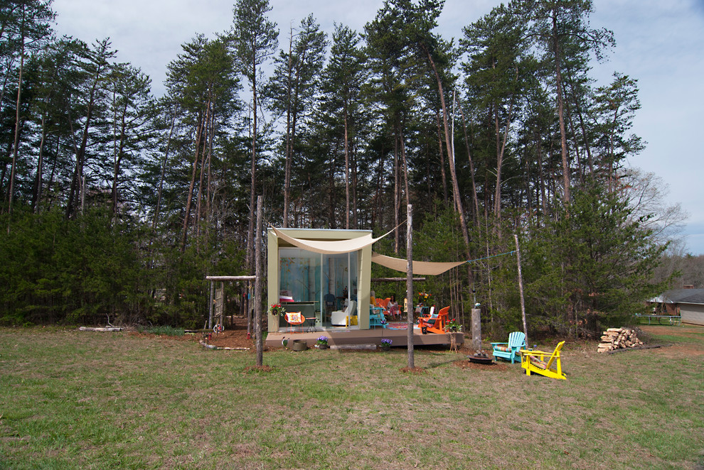 На фото: маленький отдельно стоящий домик для гостей в стиле фьюжн для на участке и в саду с