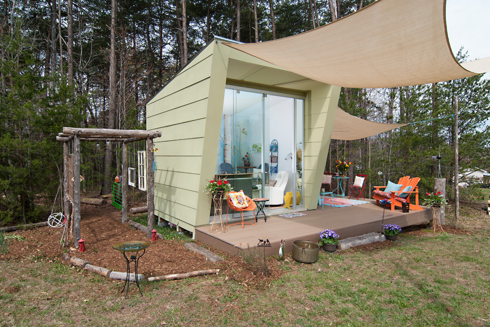 Идея дизайна: маленький отдельно стоящий домик для гостей в стиле фьюжн для на участке и в саду