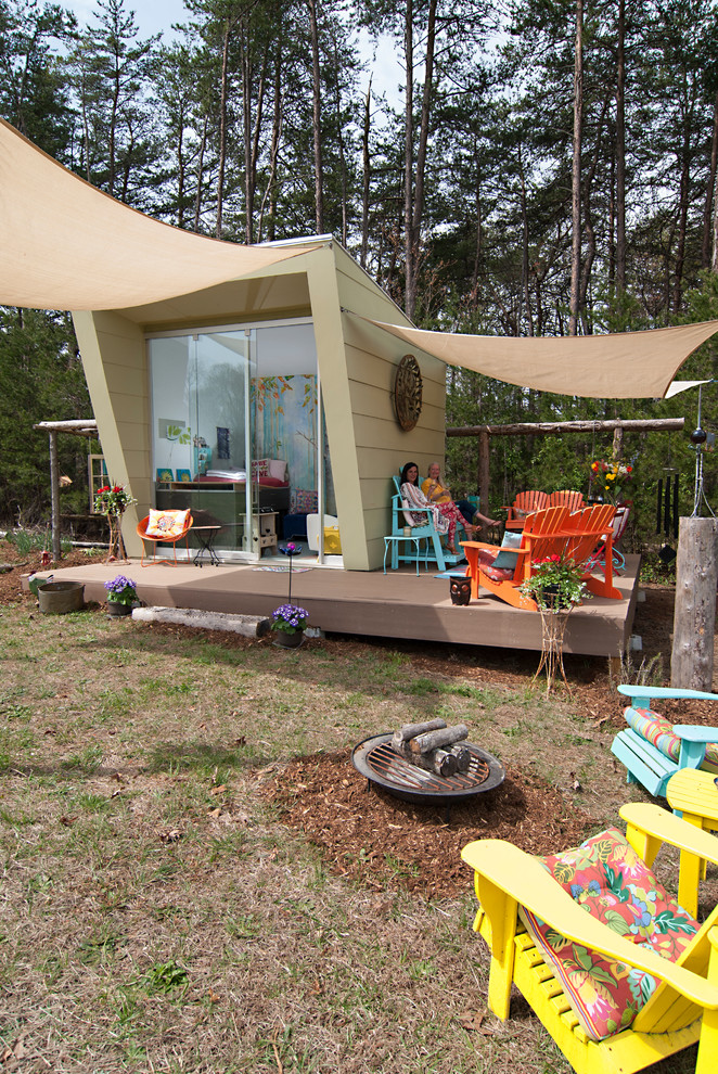 Источник вдохновения для домашнего уюта: маленький отдельно стоящий домик для гостей в стиле фьюжн для на участке и в саду