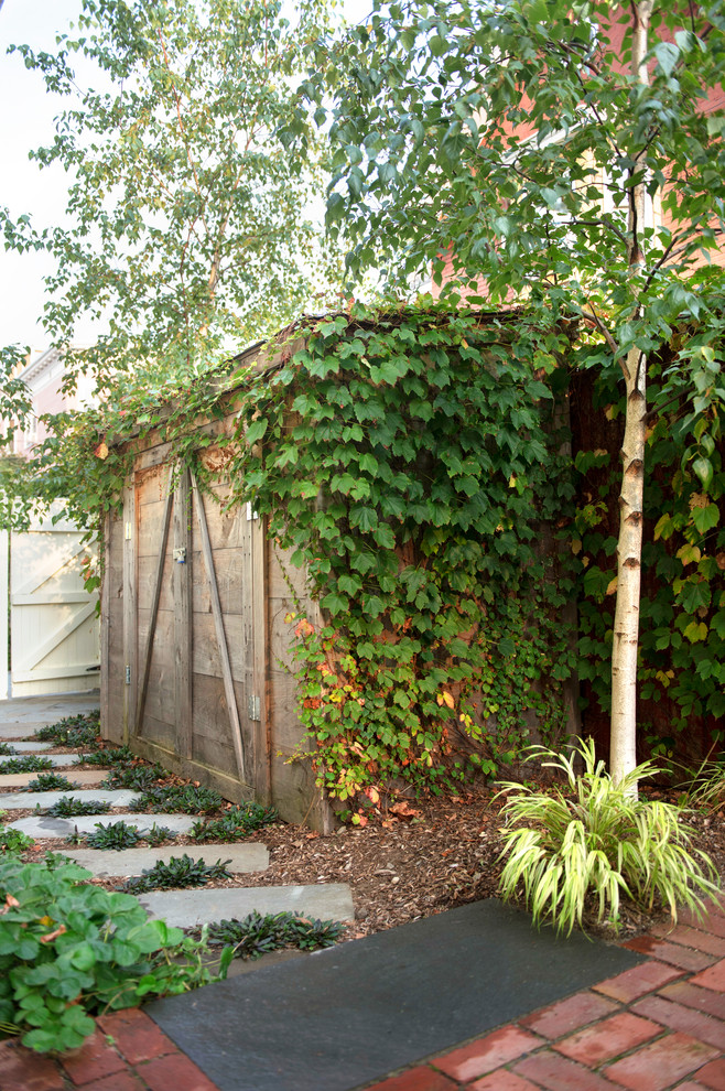 Пример оригинального дизайна: маленький сарай на участке в стиле неоклассика (современная классика) для на участке и в саду