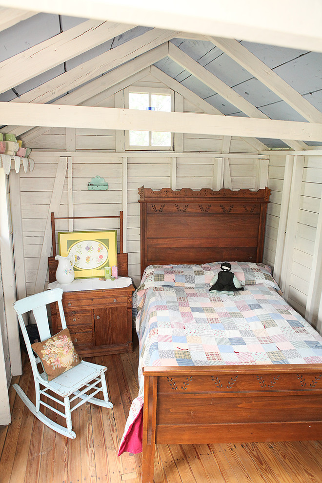 Inspiration for a shabby-chic style guesthouse remodel in Columbus