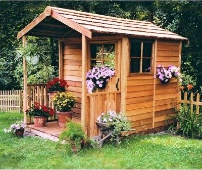 Immagine di un piccolo capanno da giardino o per gli attrezzi indipendente stile americano