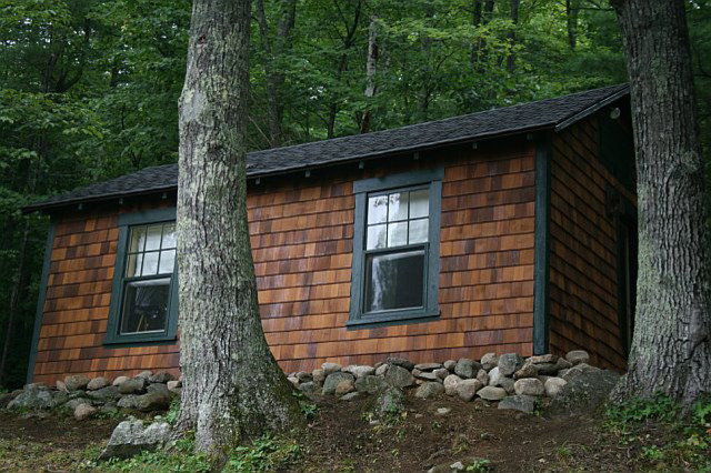Cette image montre une petite maison d'amis séparée craftsman.