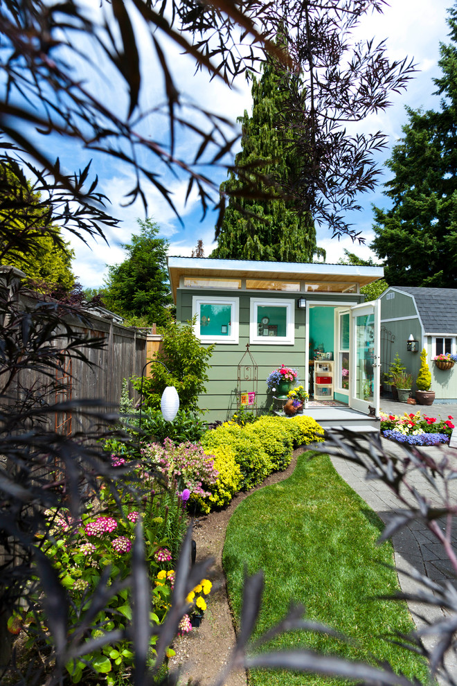 Inspiration pour un petit abri de jardin séparé minimaliste avec un bureau, studio ou atelier.