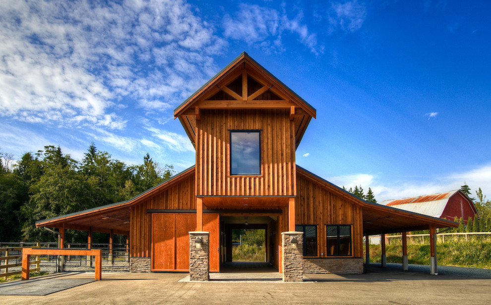 This is an example of an expansive farmhouse detached barn in Vancouver.
