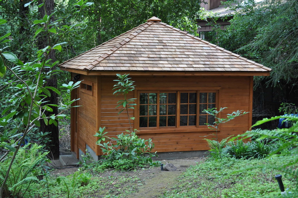 Aménagement d'un petit abri de jardin séparé montagne avec un bureau, studio ou atelier.