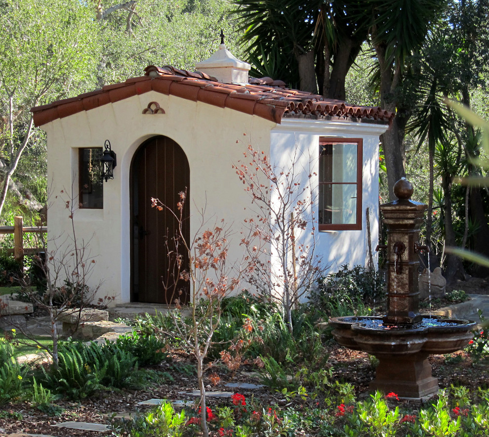Пример оригинального дизайна: маленький отдельно стоящий сарай на участке в средиземноморском стиле для на участке и в саду