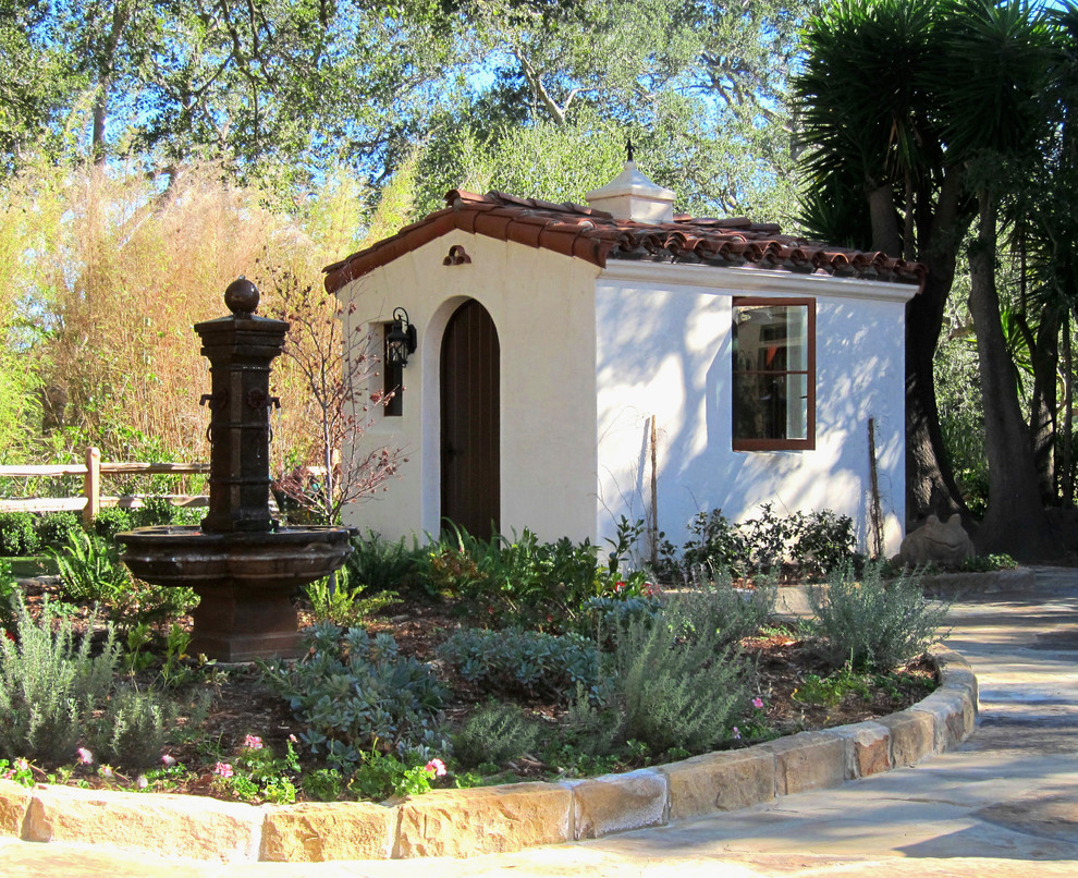 Пример оригинального дизайна: маленький отдельно стоящий сарай на участке в средиземноморском стиле для на участке и в саду