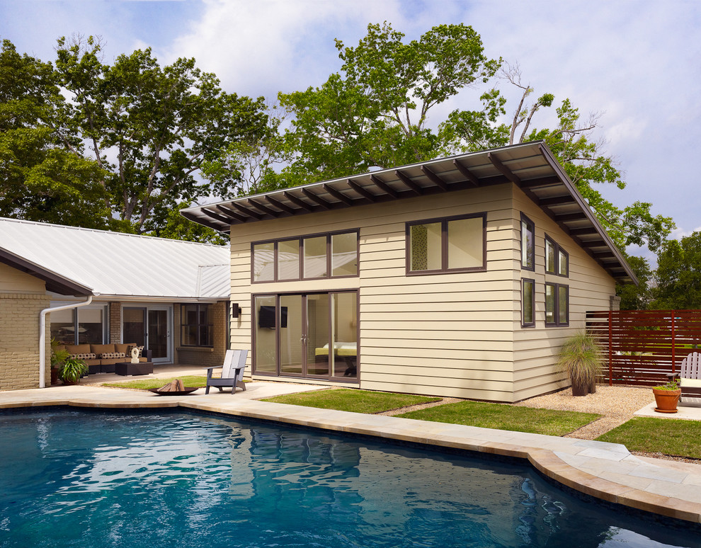 This is an example of a contemporary guesthouse in Austin.