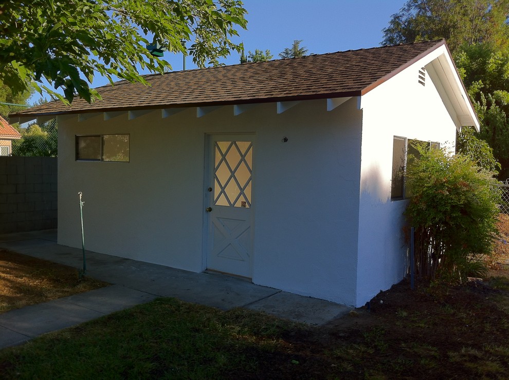 Photo of a small classic detached guesthouse in Los Angeles.