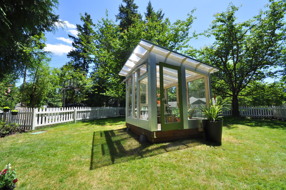 Inspiration för små moderna fristående garager och förråd, med växthus