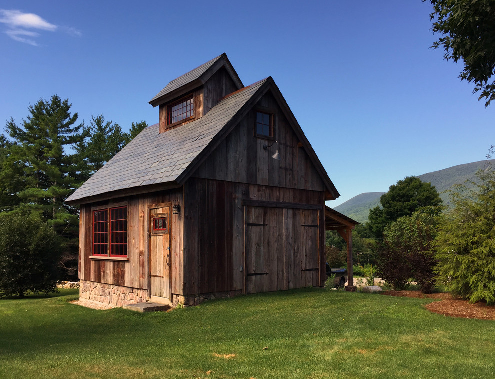 Photo of a small rustic detached garden shed in Burlington.