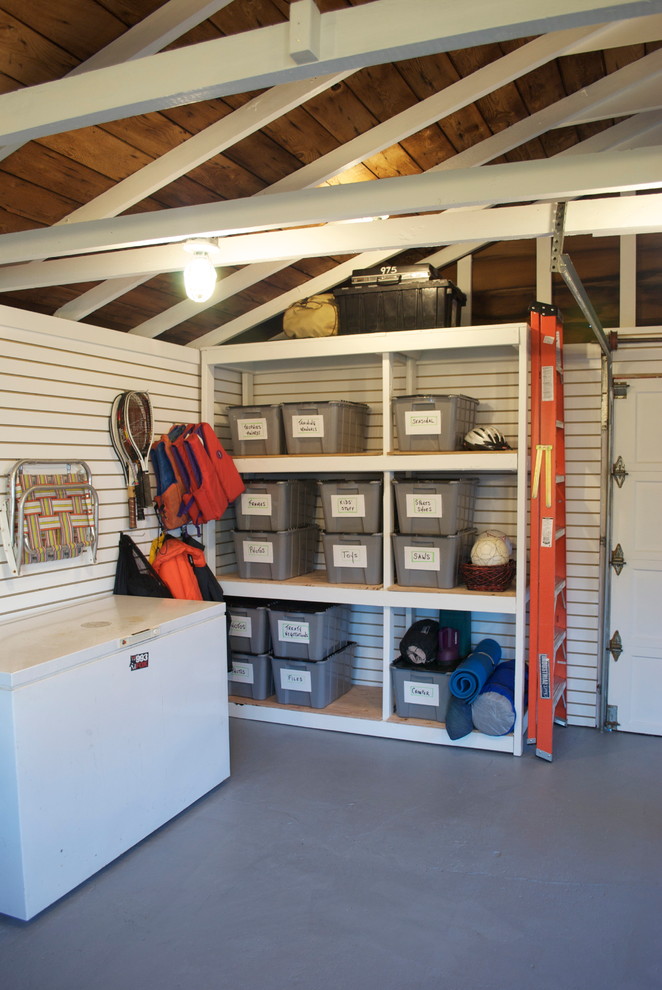 Exempel på en eklektisk garage och förråd