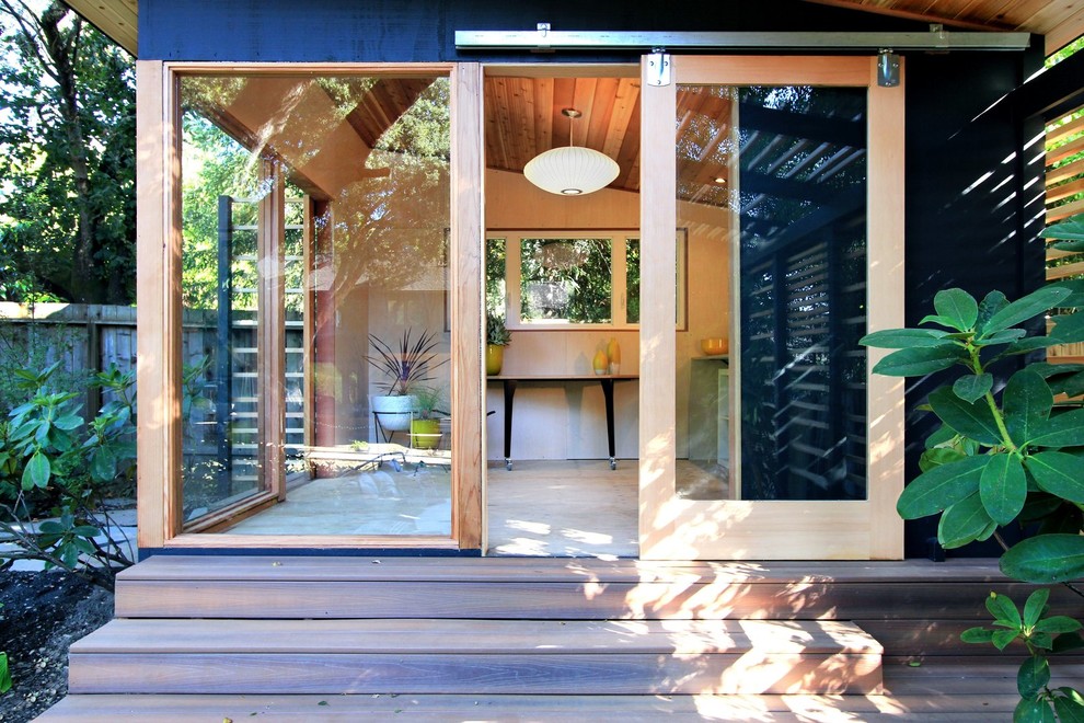 Cette image montre un petit abri de jardin séparé minimaliste.
