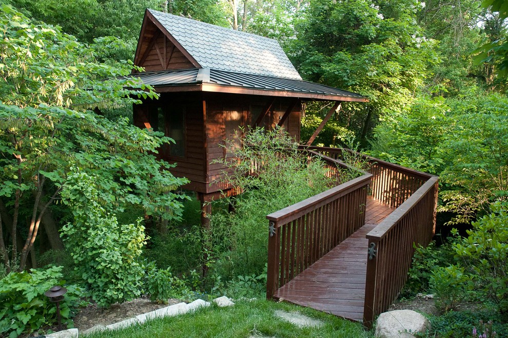 Стильный дизайн: маленький отдельно стоящий домик для гостей в стиле рустика для на участке и в саду - последний тренд
