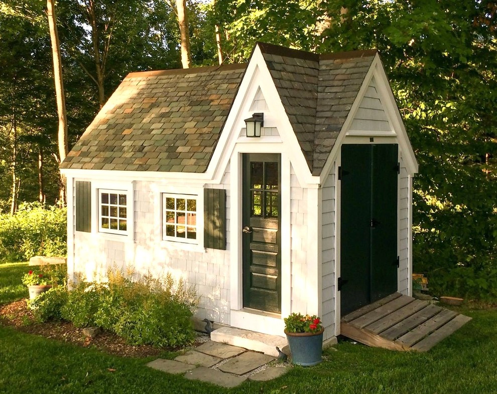 ボストンにある小さなヴィクトリアン調のおしゃれなガーデニング小屋の写真