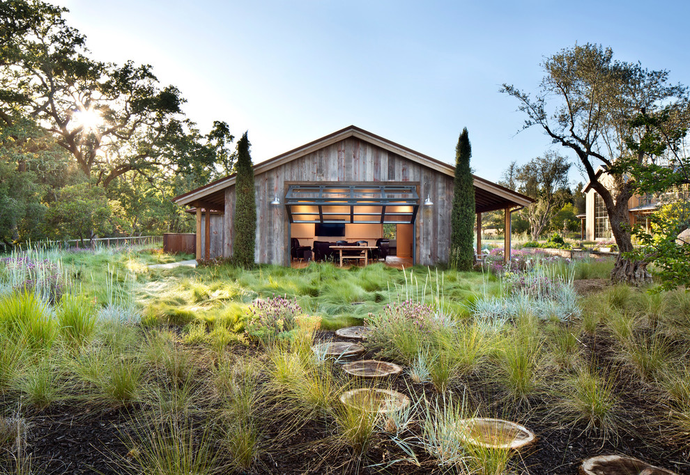 Idées déco pour un abri de jardin séparé montagne avec un bureau, studio ou atelier.