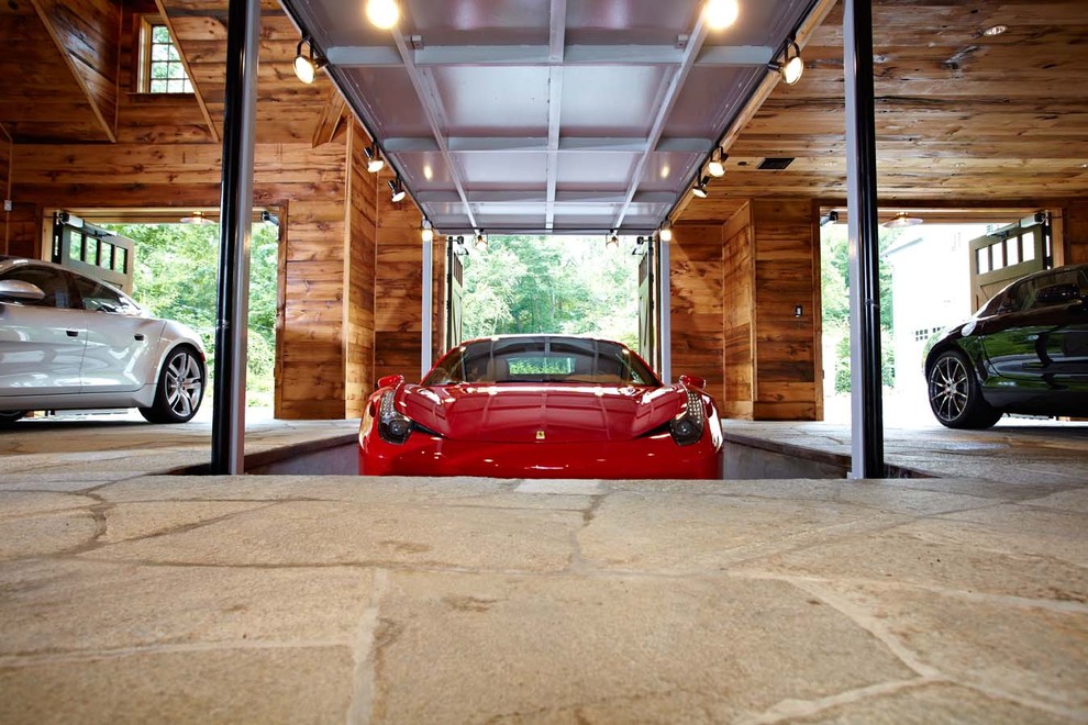 На фото: гараж в классическом стиле