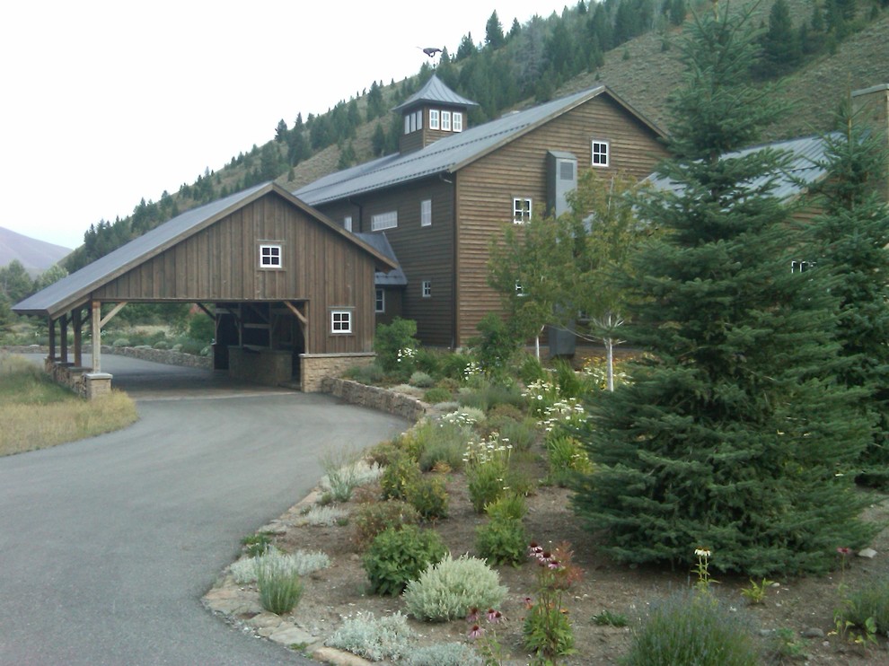 Example of a huge cottage detached barn design in Boise