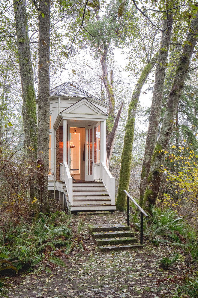 Freistehendes, Kleines Rustikales Gartenhaus als Arbeitsplatz, Studio oder Werkraum in Seattle