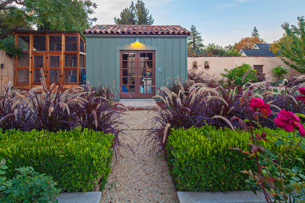 サンフランシスコにある地中海スタイルのおしゃれな物置小屋・庭小屋の写真