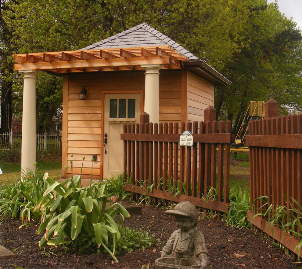 Cette image montre un abri de jardin séparé craftsman de taille moyenne avec un bureau, studio ou atelier.