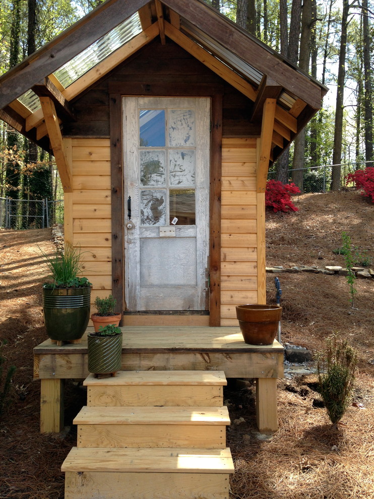 Источник вдохновения для домашнего уюта: маленький отдельно стоящий сарай на участке в стиле кантри для на участке и в саду
