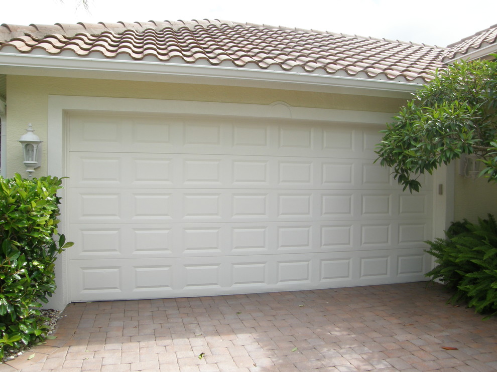 Exempel på en medelhavsstil garage och förråd