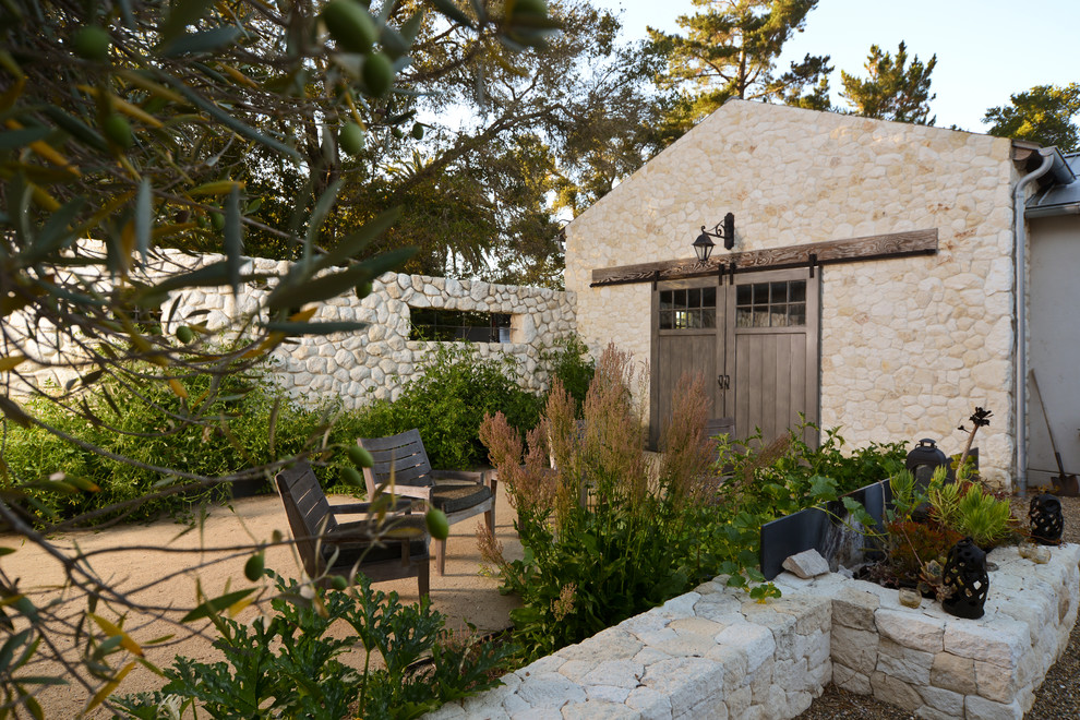 Exemple d'un abri de jardin séparé méditerranéen.