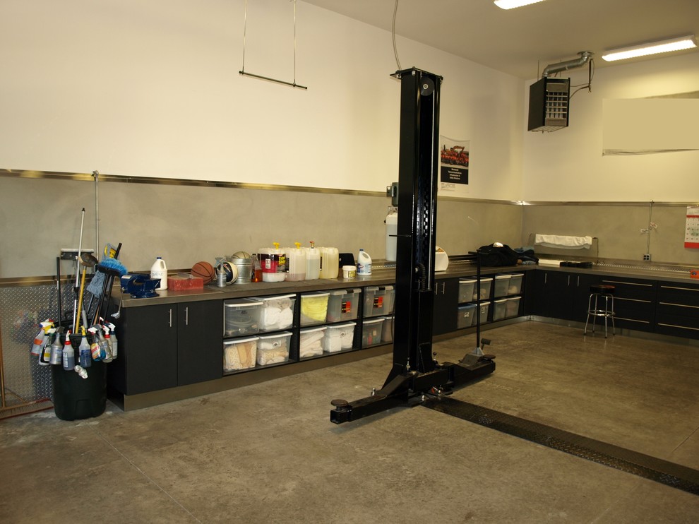Immagine di grandi garage e rimesse indipendenti minimal con ufficio, studio o laboratorio