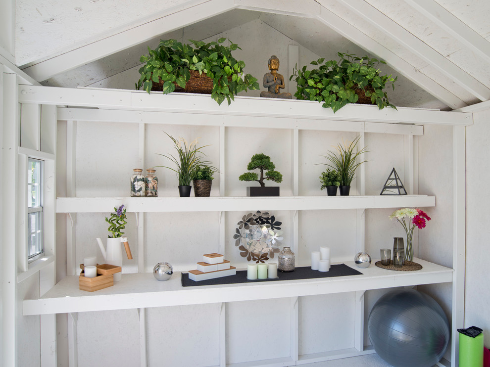 Cette image montre un abri de jardin séparé style shabby chic de taille moyenne avec un bureau, studio ou atelier.