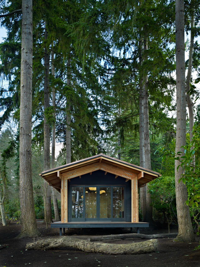 シアトルにあるモダンスタイルのおしゃれな物置小屋・庭小屋の写真