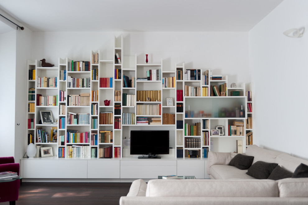 Idee per un grande soggiorno moderno aperto con libreria, pareti bianche e parquet scuro