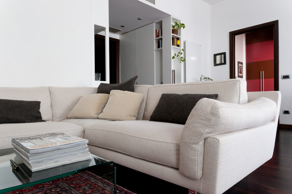 Idee per un grande soggiorno minimal aperto con pareti bianche e parquet scuro
