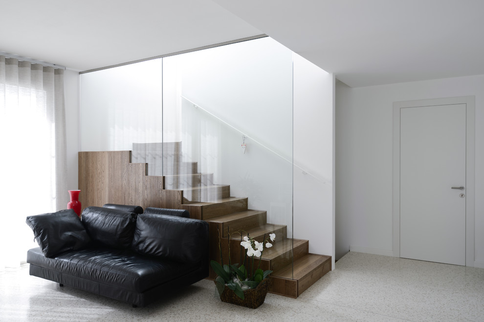 Diseño de sala de estar cerrada actual de tamaño medio con paredes blancas
