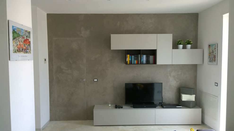 Idee per un piccolo soggiorno design chiuso con pareti grigie, nessun camino, TV autoportante e pavimento grigio