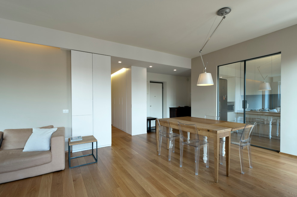Foto di un grande soggiorno minimalista aperto con pareti grigie e parquet chiaro