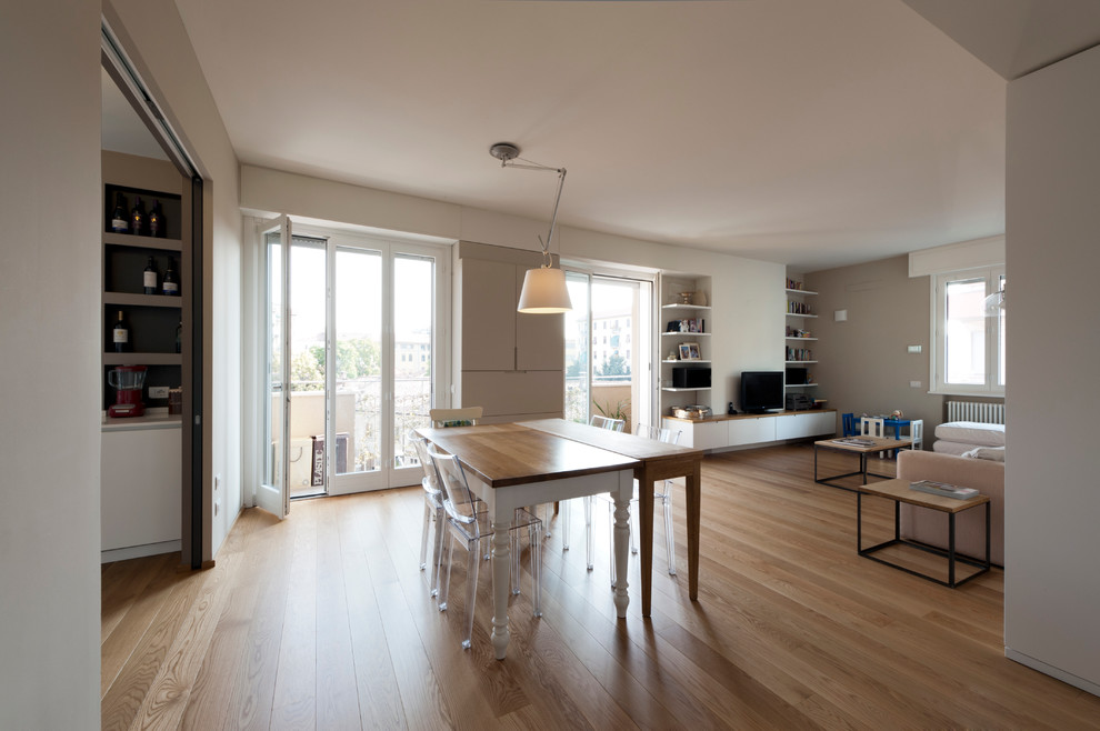Источник вдохновения для домашнего уюта: большая открытая гостиная комната в стиле модернизм с серыми стенами, светлым паркетным полом и телевизором на стене
