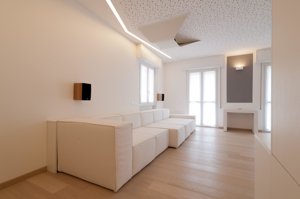Immagine di un grande soggiorno contemporaneo aperto con pareti bianche, parquet chiaro e pavimento marrone