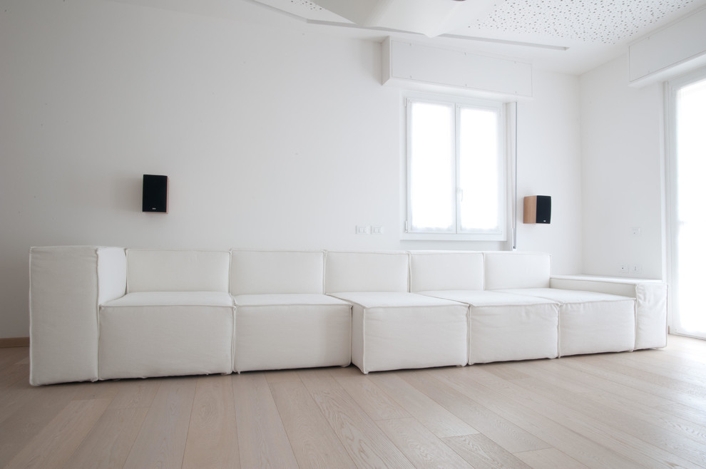Großes, Offenes Modernes Musikzimmer ohne Kamin mit weißer Wandfarbe, hellem Holzboden, Multimediawand und braunem Boden in Sonstige