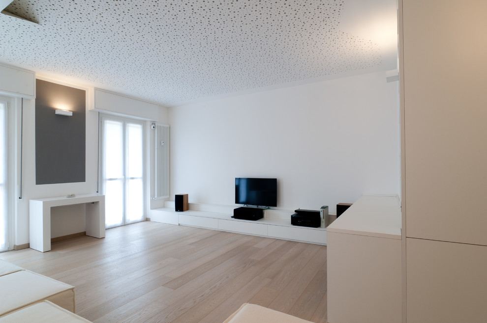Идея дизайна: большая открытая гостиная комната в современном стиле с белыми стенами, светлым паркетным полом и коричневым полом