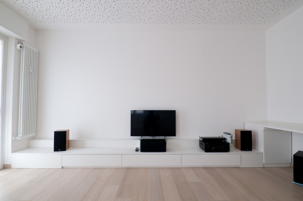 Esempio di un grande soggiorno contemporaneo aperto con pareti bianche, parquet chiaro e pavimento marrone