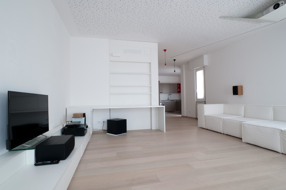 Idee per un grande soggiorno design con pareti bianche, parquet chiaro e pavimento marrone