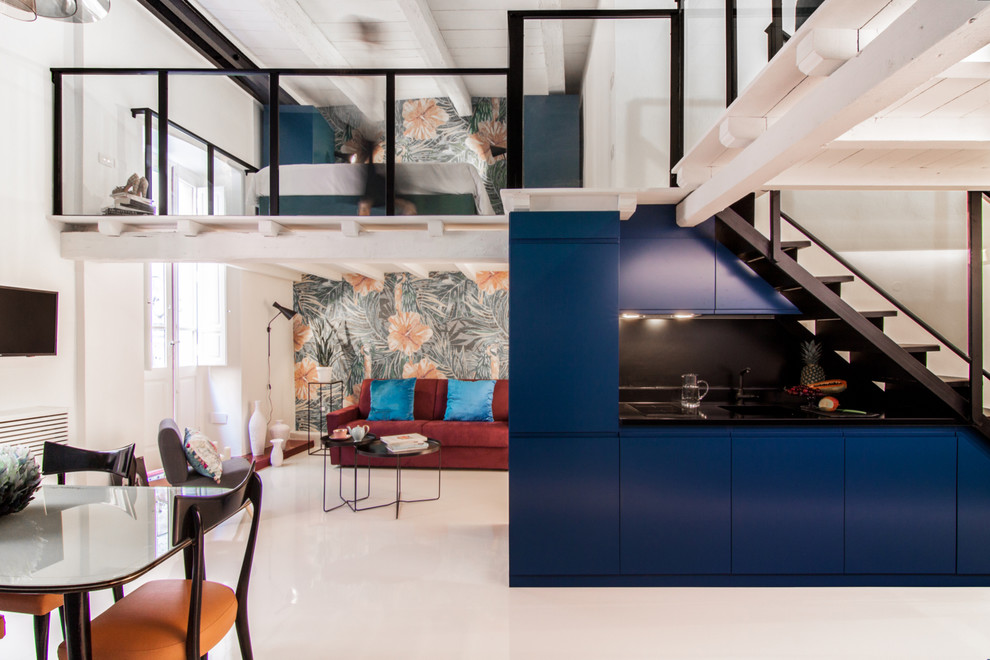Kleines Modernes Wohnzimmer mit bunten Wänden und TV-Wand in Cagliari