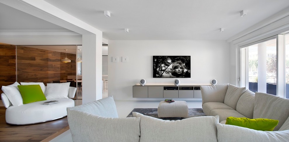 Idee per un ampio soggiorno contemporaneo aperto con sala formale, pareti bianche e TV a parete