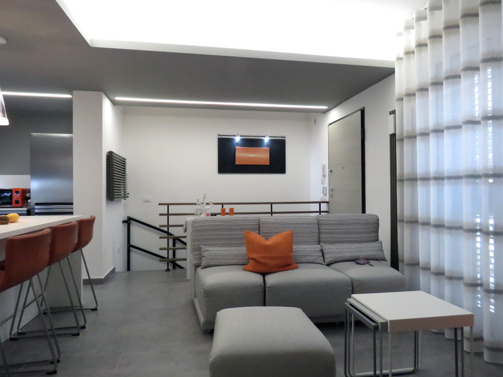 Immagine di un piccolo soggiorno design aperto con pareti bianche, pavimento in gres porcellanato, TV autoportante e pavimento marrone