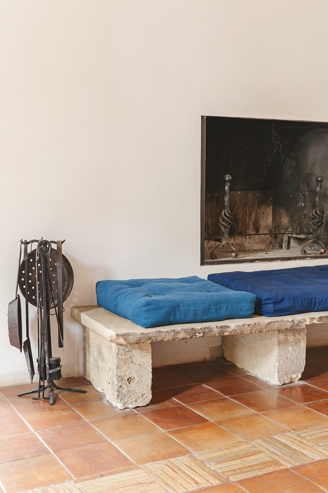 Пример оригинального дизайна: гостиная комната в средиземноморском стиле с полом из терракотовой плитки