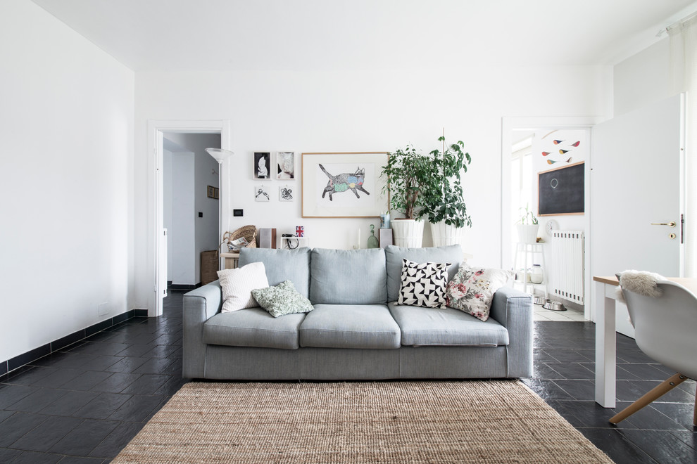 На фото: гостиная комната среднего размера в скандинавском стиле с белыми стенами