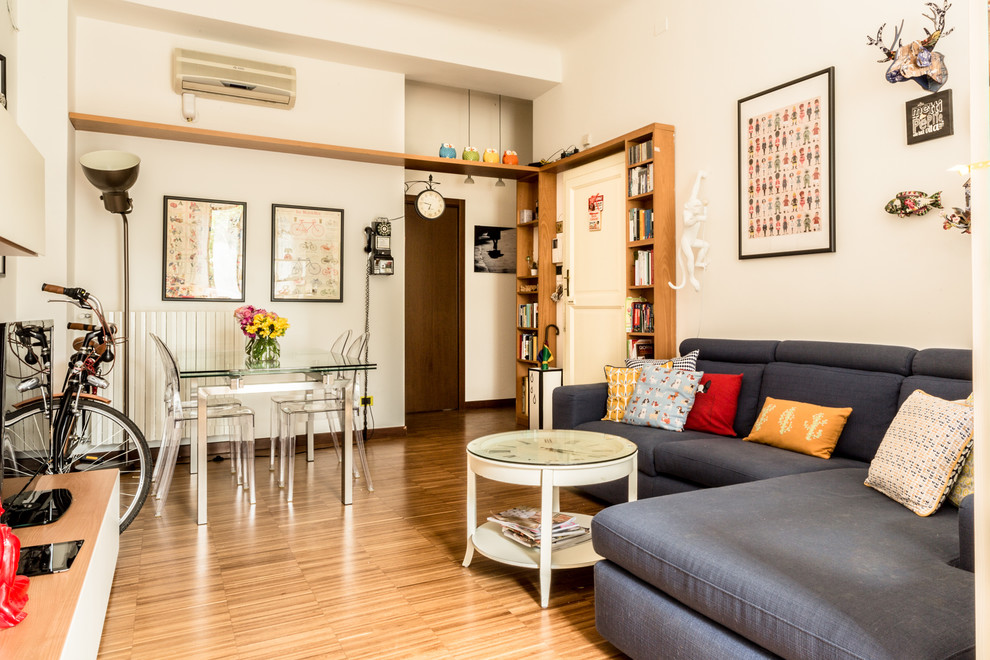 Esempio di un soggiorno boho chic chiuso con pareti bianche, pavimento in legno massello medio e pavimento marrone