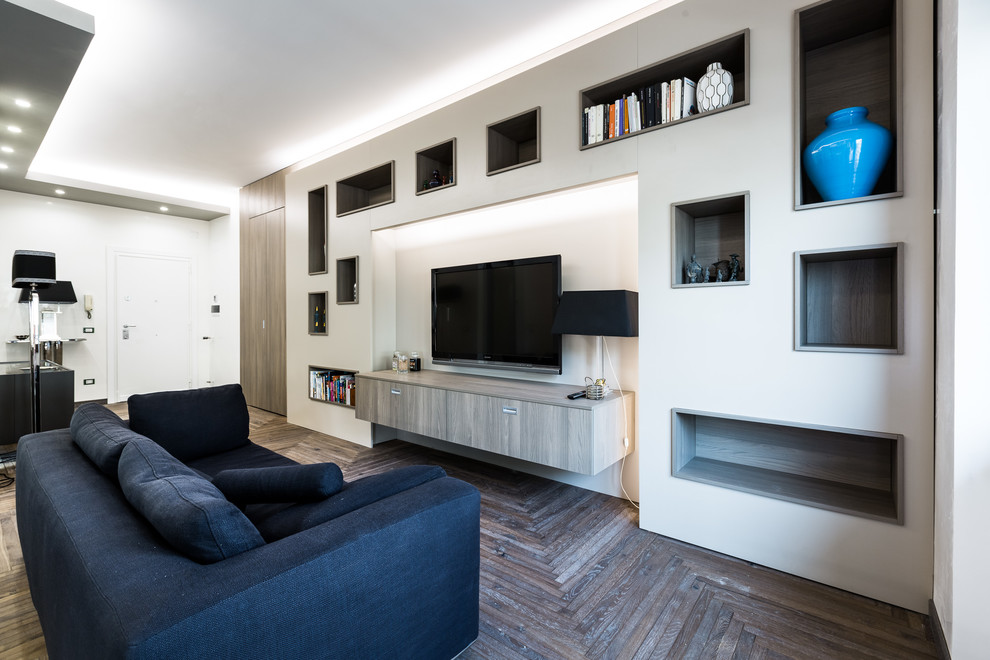 Идея дизайна: открытая гостиная комната в современном стиле с с книжными шкафами и полками, белыми стенами, темным паркетным полом, телевизором на стене и синим полом без камина